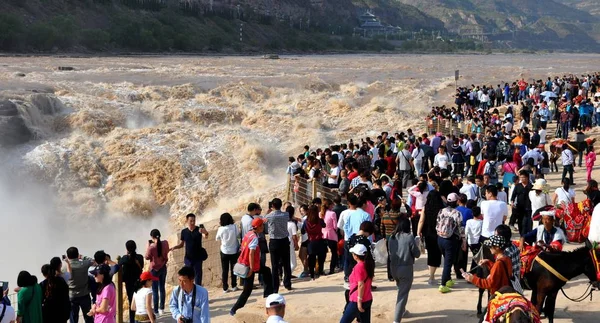 Touristen Beobachten Den Hukou Wasserfall Auf Dem Gelben Fluss Während — Stockfoto
