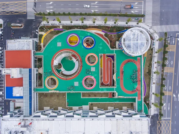 Vue Aérienne Des Pistes Course Sur Toit Bâtiment Dans Jardin — Photo