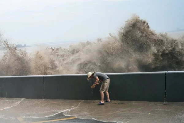 Chinese Spectator Wet All Failing Run Away Tidal Bores Surging — Stock Photo, Image