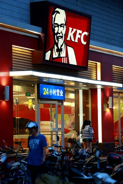 Pedestres Passam Por Restaurante Fast Food Kfc Cidade Nantong Província — Fotografia de Stock