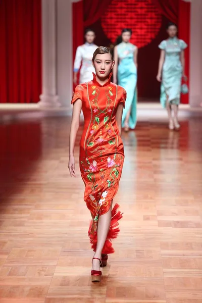 モデルは 2016 中国の北京で中国ロンドンファッションウィークの春 2017年中 虎のファッションショーで新しい創造を表示します — ストック写真
