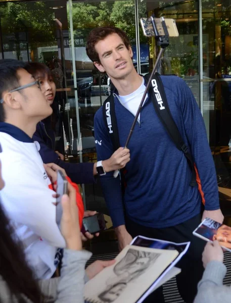 Tenista Británico Andy Murray Posa Para Selfies Con Aficionados Fuera — Foto de Stock