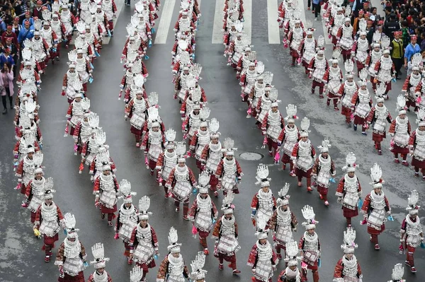 Młode Chinki Mniejszości Etnicznej Miao Ubrany Tradycyjnych Strojach Parada Wzdłuż — Zdjęcie stockowe