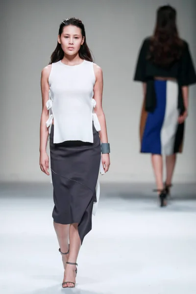 モデルは 2016 上海に上海ロンドンファッションウィークの春 2017年中 Endehor のファッションショーで新しい創造を表示します — ストック写真