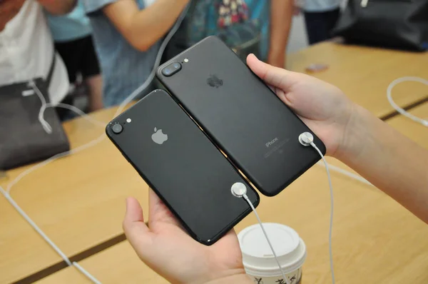 Een Shopper Vergelijkt Iphone Smartphones Een Apple Store Nan City — Stockfoto