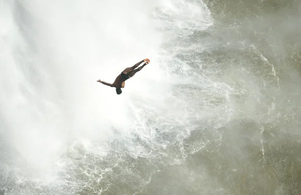 Ein Teilnehmer Taucht Während Des Vita Coco Wasserfall Tauchwettbewerbs Chishui — Stockfoto