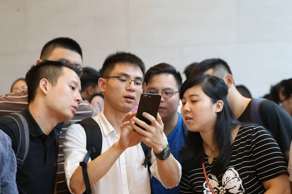 Comprador Experimenta Smartphone Iphone Uma Apple Store Xangai China Setembro — Fotografia de Stock