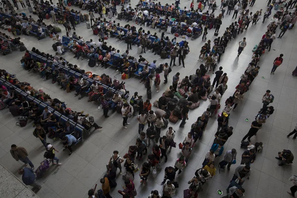 Passeggeri Cinesi Attendono Alla Stazione Ferroviaria Suzhou Prima Della Festa — Foto Stock