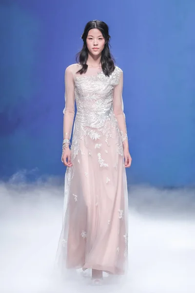モデルは 2016 上海に上海ロンドンファッションウィークの春 2017年中にガラテアのファッションショーで新しい創造を表示します — ストック写真