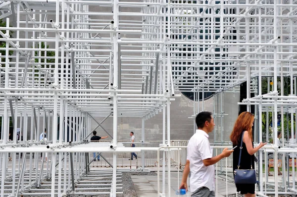 Gente Pasa Por Emblemático Edificio Envision Pavilion Diseñado Por Arquitecto — Foto de Stock