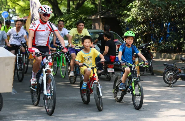 File Chinois Cyclistes Sur Une Route Shanghai Chine Septembre 2016 — Photo
