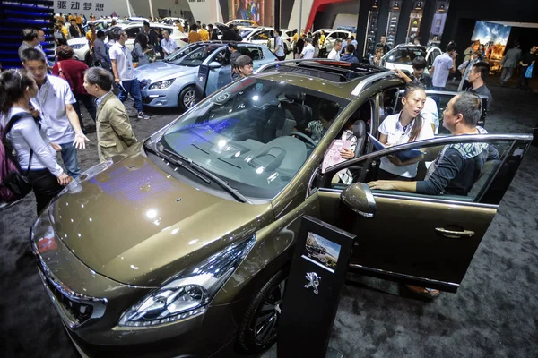 Visitantes Experimentar Olhar Para Carros Peugeot Exposição Durante Show Automóveis — Fotografia de Stock