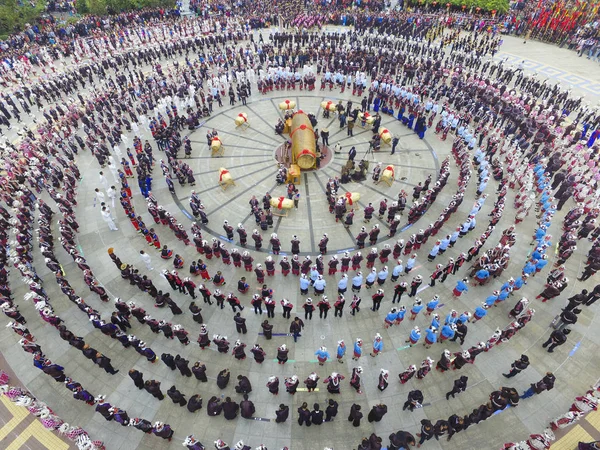 Los Chinos Minoría Étnica Miao Vestidos Con Disfraces Tradicionales Participan — Foto de Stock