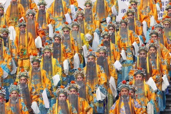 中国戏曲艺术家和歌迷身穿皇袍 在中国中部的 区郑州市河南艺术中心演出 为身穿龙袍的人们最大规模的聚会创造了新的吉尼斯世界纪录 — 图库照片