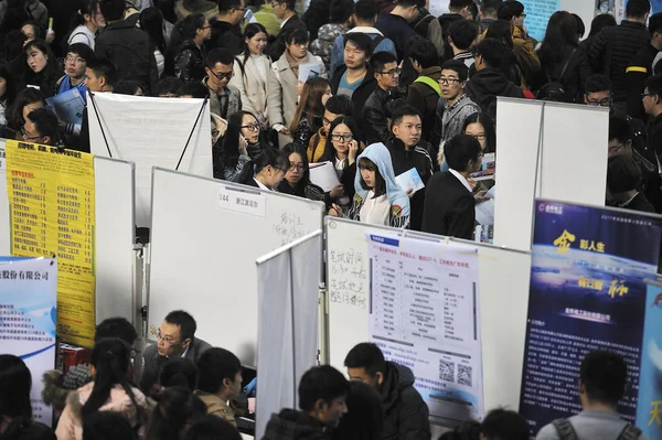 Graduados Chinos Estudiantes Agolpan Puestos Reclutadores Durante Una Feria Empleo —  Fotos de Stock