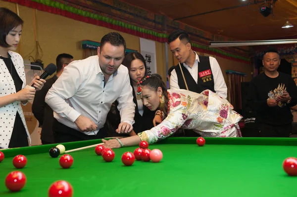 Skót Snooker Játékos Stephen Maguire Központ Utasítja Diák Snooker Játsszon — Stock Fotó