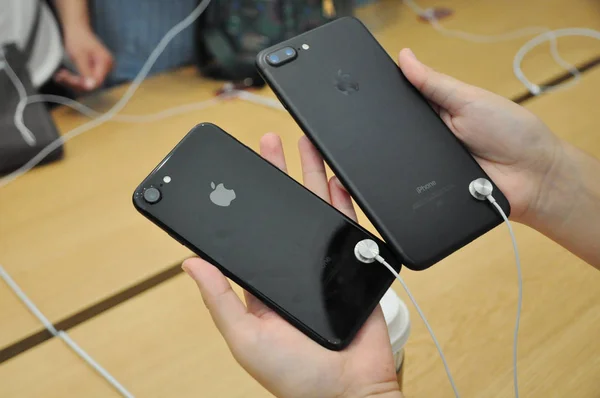 Пользователь Сравнивает Смартфоны Iphone Apple Store Городе Цзинань Провинция Шаньдун — стоковое фото