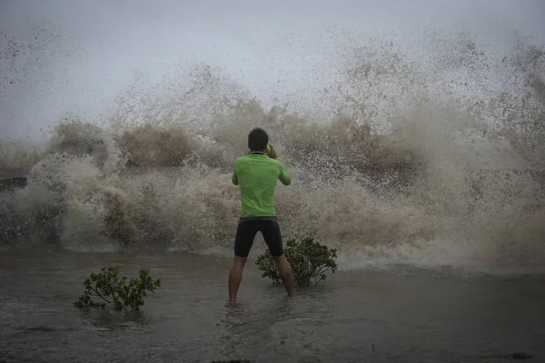 Китаец Фотографирует Приливные Волны Вызванные Тайфуном Сарика Который Перекинулся Через — стоковое фото