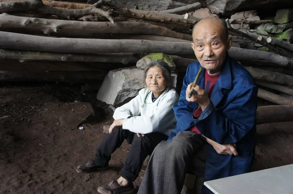 Starší Čínský Pár Liang Zifu Správně Suying Sedí Před Jeskyní — Stock fotografie