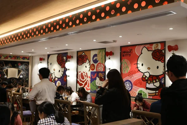 Fiatalok Rendelnek Ételt Hello Kitty Hot Pot Étteremben Sanghajban Kínában — Stock Fotó