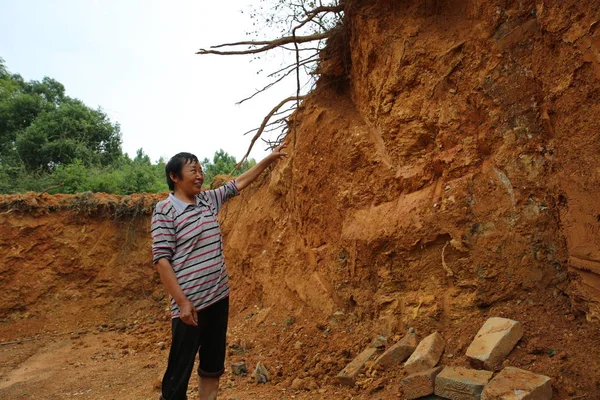 Селянин Показує Місце Шість Бронзових Виробів Предметів Знайдених Dayong Село — стокове фото