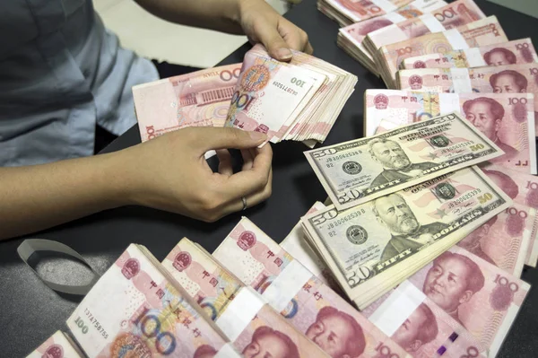 Китайський Клерк Розраховує Долар Сша Юанів Єни Юанів Банкноти Банку — стокове фото