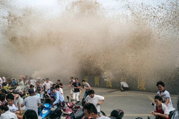 Китайские Зрители Убегают Приливных Зануд Нависающих Над Дамбой Вдоль Реки — стоковое фото