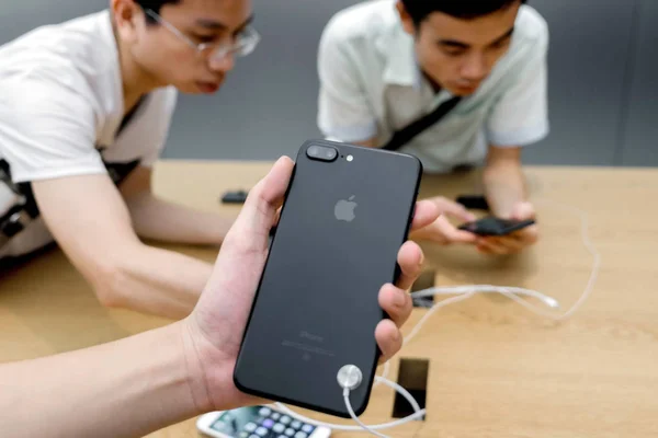 Los Clientes Prueban Teléfonos Inteligentes Iphone Apple Store Ciudad Guangzhou — Foto de Stock