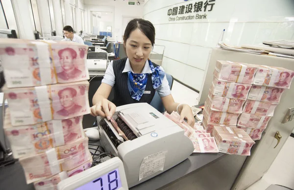 Китайский Клерк Считает Банкноты Юаня Филиале Китайского Строительного Банка Ccb — стоковое фото