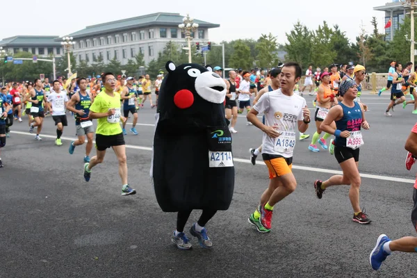 Chiński Uczestnik Ubrany Kostium Kumamon Uruchomić Innymi Uczestnikami Podczas Beijing — Zdjęcie stockowe