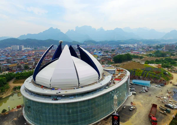 Aerial view of the world's largest transparent-domed bar under construction in Zhangjiajie city, central China's Hunan province, 5 September 2016 — Stock Image Aerial View World Largest Transparent Domed Bar Construction Zhangjiajie City Stock Image