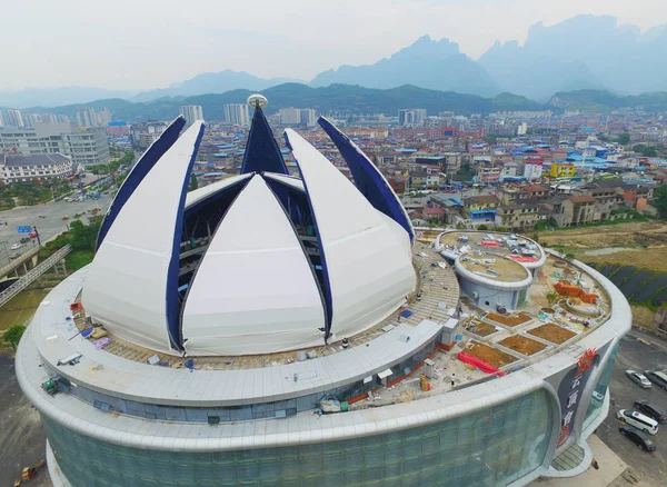 Aerial view of the world's largest transparent-domed bar under construction in Zhangjiajie city, central China's Hunan province, 5 September 2016 — Stock Image Aerial View World Largest Transparent Domed Bar Construction Zhangjiajie City Stock Photo