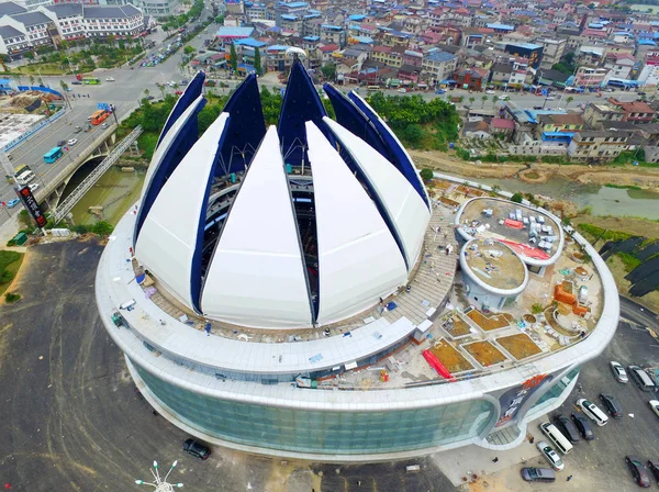 Aerial view of the world's largest transparent-domed bar under construction in Zhangjiajie city, central China's Hunan province, 5 September 2016 — Stock Image Aerial View World Largest Transparent Domed Bar Construction Zhangjiajie City Royalty Free Stock Images