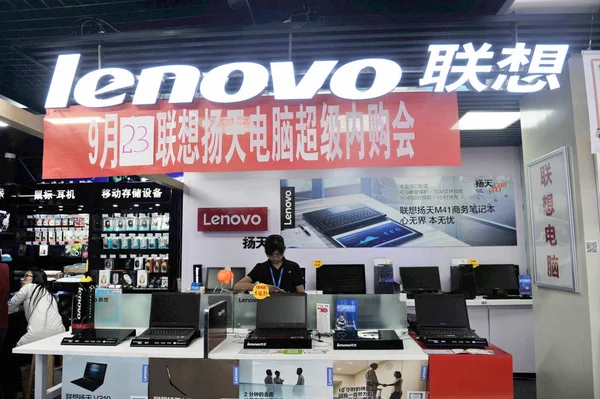 レノボのラップトップとデスクトップコンピュータは 2016年9月20日 中国東部の山東省青島市の店舗で販売されています — ストック写真