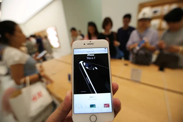 Customer Tries Out Iphone Smartphone Apple Store Qingdao City East — Stock Photo, Image