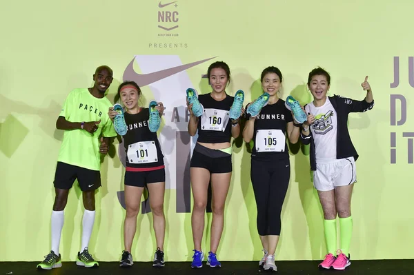 イギリスのオリンピックの距離実行中のチャンピオン モハメド ファラー 歌手および女優セリーナ ジェン嘉玄 台湾の女の子のグループ とランナー ナイキ クラブ 上海でのランニング — ストック写真