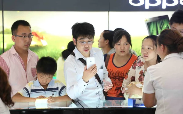 Chinesische Kunden Kaufen Smartphones Einem Handyladen Der Stadt Xuchang Der — Stockfoto