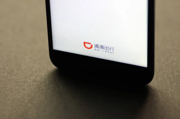 Chinesischer Handynutzer Nutzt Die Mobile App Des Taxi Und Autodienstes — Stockfoto