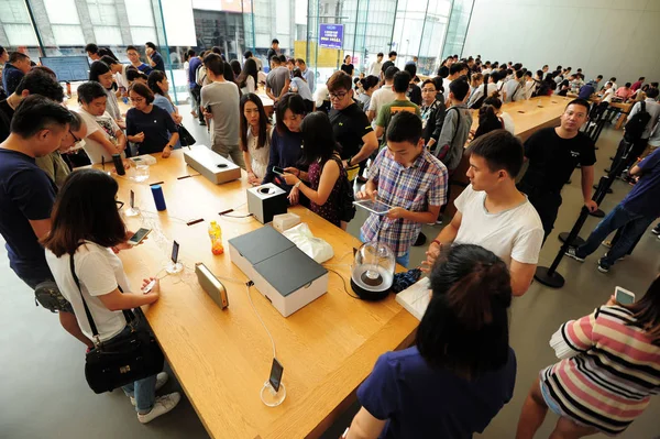 Kunden Testen Iphone Und Iphone Smartphones Einem Apple Store Hangzhou — Stockfoto