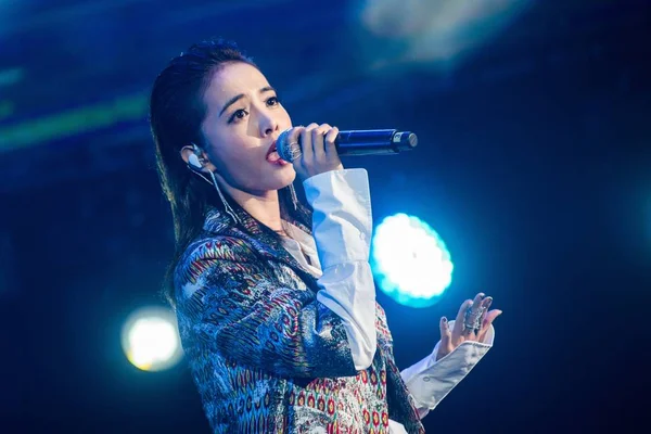 Ταϊβανικό Τραγουδιστή Jolin Tsai Εκτελεί Στο Έναρξη Εκδήλωση Και All — Φωτογραφία Αρχείου