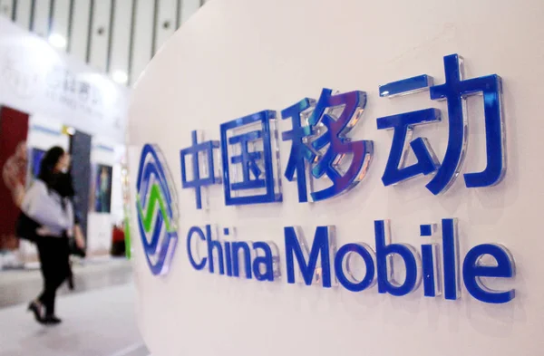 訪問者は 南京市での展覧会中に中国の携帯のスタンドを通って歩く 東中国の江蘇省 月2015 — ストック写真