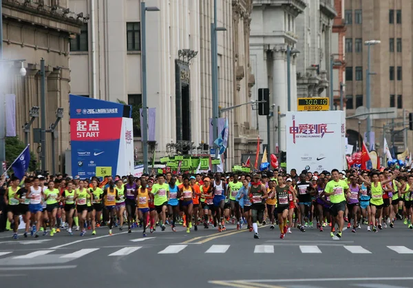 Participantes Passam Por Prédios Coloniais Longo Bund Maratona Internacional Xangai — Fotografia de Stock