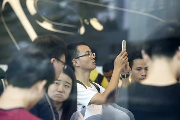 Comprador Experimenta Smartphone Iphone Uma Apple Store Cidade Guangzhou Província — Fotografia de Stock