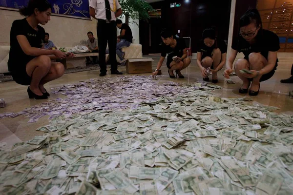 Female Chinese Employees Collect Count One Yuan Cent Banknotes Paid — Stock Photo, Image