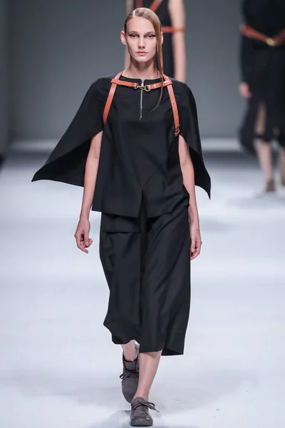 Modell Visar Skapelse Modevisning Jarel Zhang Den Shanghai Fashion Week — Stockfoto