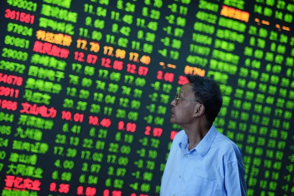 2015年9月12日 中国东部浙江省杭州市一家股票经纪公司的股价 价格上涨为红色 价格下跌为绿色 — 图库照片