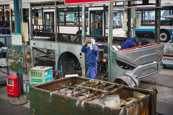 2016年8月23日 中国工人在中国南方广东省珠海市珠海银龙能源有限公司一家汽车厂组装电动公交车 — 图库照片