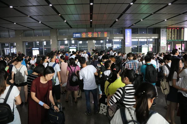 Pasajeros Chinos Hacen Cola Estación Tren Yichang Durante Las Vacaciones — Foto de Stock