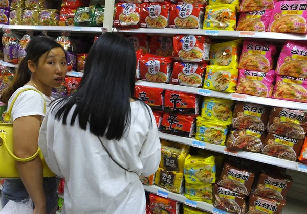 Customers Shop Instant Noodle Supermarket Yichang City Central China Hubei — стоковое фото