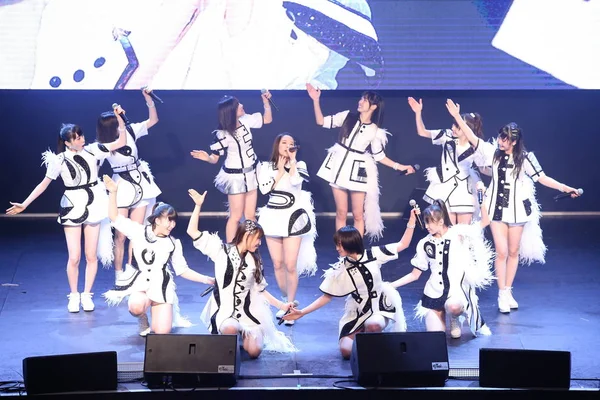 Leden Van Japanse Idool Meidengroep Morning Musume Uitvoeren Tijdens Hun — Stockfoto